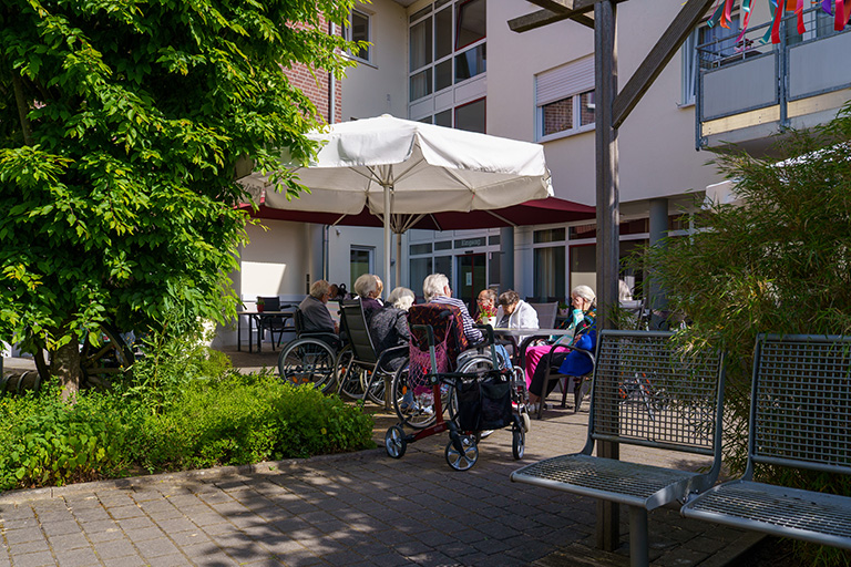 Die im Zentrum lebenden Senioren erholen sich im Garten.